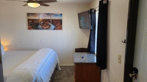 a bedroom with a bed and a painting on the wall at 070A Grand Canyon Studio with Kitchenette, Accommodates 4 in Valle
