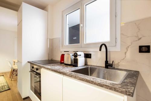 Nhà bếp/bếp nhỏ tại Cosy Apartment 2BR8P apartment - Tour Eiffel Champs de Mars 1A