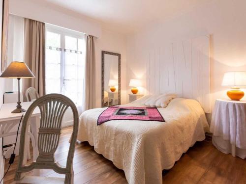 1 dormitorio con 1 cama, 1 mesa y 1 silla en Gîte Dureil, 2 pièces, 4 personnes - FR-1-410-331 en Dureil