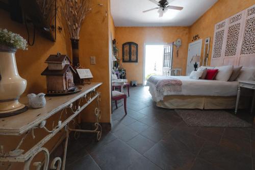 a bedroom with a bed and a table in a room at Viña Calabria in Valle de Guadalupe