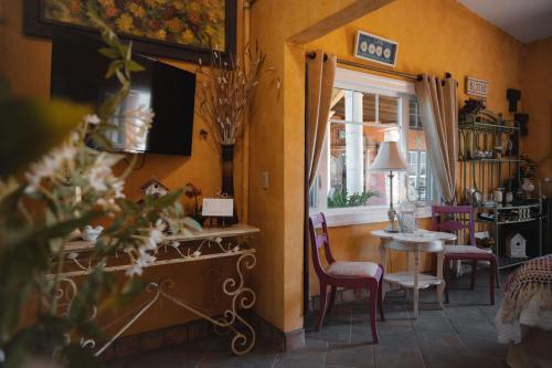 a dining room with a table and chairs and a window at Viña Calabria in Valle de Guadalupe