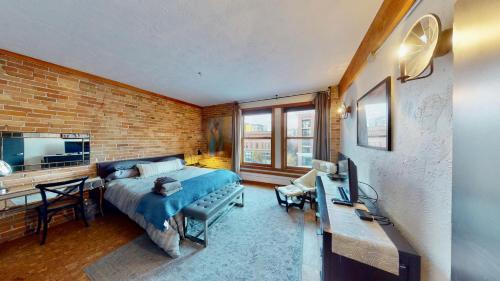 um quarto com uma cama e uma parede de tijolos em The Salt Flat - Salt Lake City em Salt Lake City