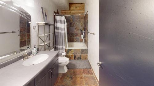 uma casa de banho com um lavatório, um WC e um chuveiro em The Salt Flat - Salt Lake City em Salt Lake City