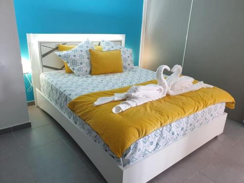 Una cama con dos cisnes encima. en Mangrov, en Le Moule