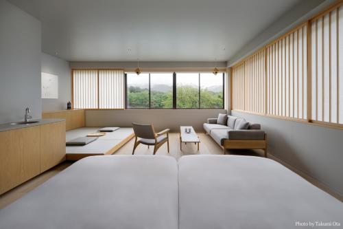 奈良MIROKU 奈良酒店-共享酒店(MIROKU NARA by THE SHARE HOTELS) 的一间带床的卧室和一间客厅