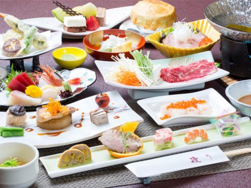 花卷的住宿－Watari Onsen Bettei-Kaede，一张装满寿司和食物的桌子