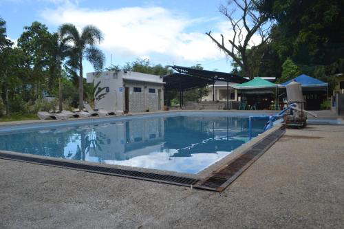 una gran piscina en un patio en Nature Care Resort and Farm, en Pulilan