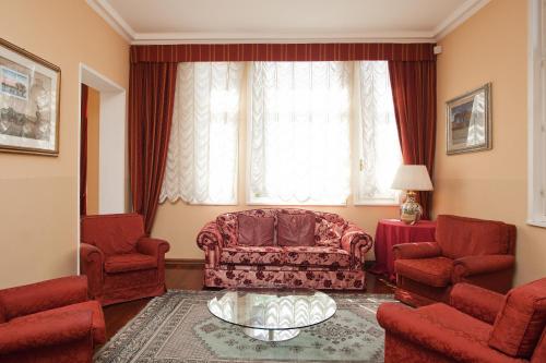 a living room with a couch and two chairs at Hotel Villa Pigna in Ascoli Piceno