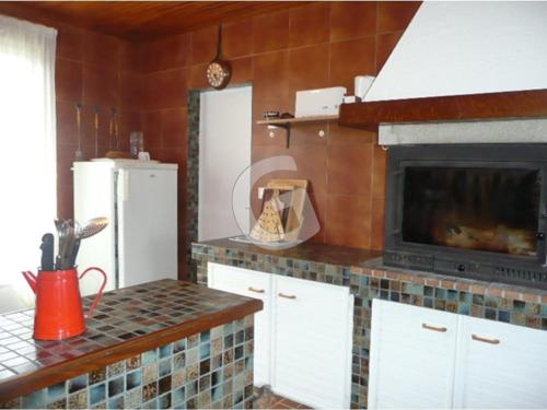 - une cuisine avec une cheminée et un comptoir dans l'établissement Maison familiale avec jardin, proche plages et WIFI - FR-1-357-89, à La Jonchère