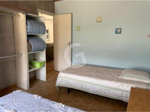 1 dormitorio con 2 camas y puerta a un armario en Maison La Jonchère, 4 pièces, 6 personnes - FR-1-357-89 en La Jonchère