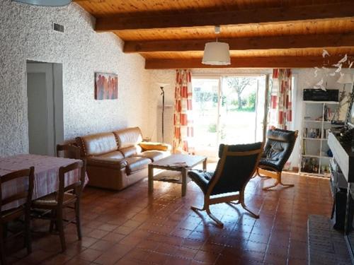 un salon avec un canapé et une table dans l'établissement Maison 6 pers à 300m de la plage Clémenceau, terrasse plein sud, proche commodités - La Tranche sur Mer - FR-1-357-44, à La Tranche-sur-Mer