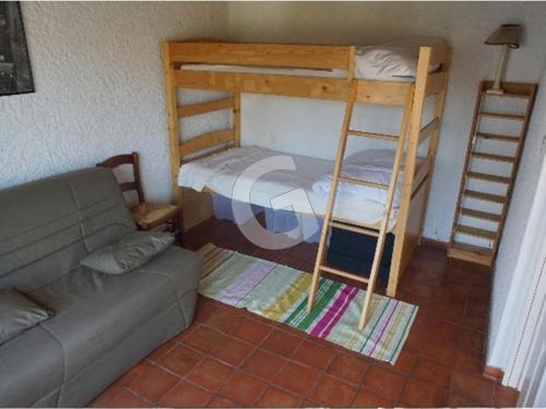 - un salon avec 2 lits superposés et un canapé dans l'établissement Maison 6 pers à 300m de la plage Clémenceau, terrasse plein sud, proche commodités - La Tranche sur Mer - FR-1-357-44, à La Tranche-sur-Mer