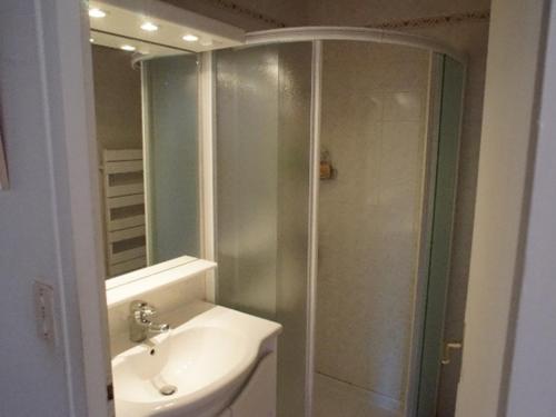 une salle de bain avec un lavabo et une douche dans l'établissement Maison 6 pers à 300m de la plage Clémenceau, terrasse plein sud, proche commodités - La Tranche sur Mer - FR-1-357-44, à La Tranche-sur-Mer