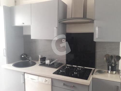 une cuisine blanche avec une cuisinière et un évier dans l'établissement Maison T3, 200m Plage Ste Anne, Animaux admis, Parking - FR-1-357-91, à La Tranche-sur-Mer