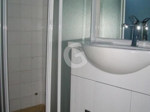 y baño con lavabo blanco y ducha. en Maison La Tranche-sur-Mer, 3 pièces, 5 personnes - FR-1-357-91, en La Tranche-sur-Mer