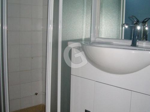 une salle de bain avec un lavabo blanc et une douche dans l'établissement Maison T3, 200m Plage Ste Anne, Animaux admis, Parking - FR-1-357-91, à La Tranche-sur-Mer