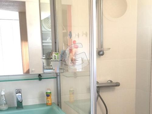 une personne prenant une photo dans un miroir de salle de bains dans l'établissement Charmant pavillon T3 pour 5 pers. à 500 m de la plage - La Tranche-sur-Mer - FR-1-357-96, à La Tranche-sur-Mer