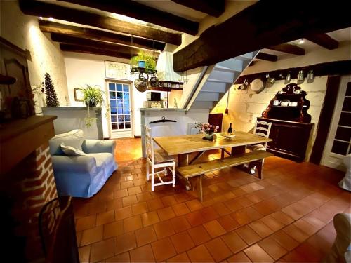 - une cuisine avec une table et un canapé dans une chambre dans l'établissement Ancien logis familial avec parc et activités, près des Châteaux de la Loire, tout inclus, animal accepté - FR-1-381-466, à Souvigny-de-Touraine