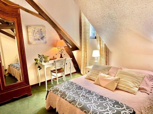 - une chambre avec un lit et un bureau avec un miroir dans l'établissement Ancien logis familial avec parc et activités, près des Châteaux de la Loire, tout inclus, animal accepté - FR-1-381-466, à Souvigny-de-Touraine