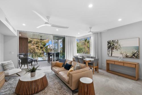 una sala de estar con un sofá y una mesa en Ocean View Shara, en Palm Cove