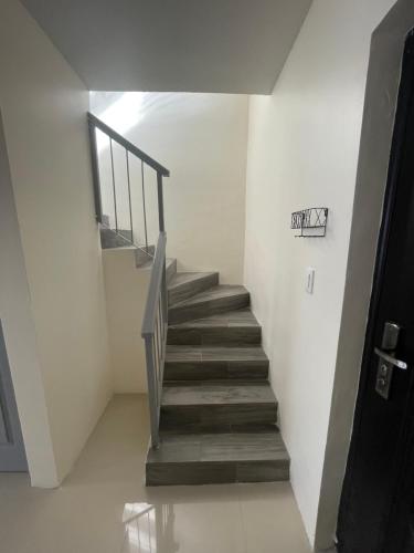 una escalera en una casa con escalera en Casa Castaño Cd Jrz, en Ciudad Juárez