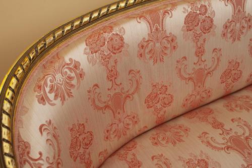 a wall with a red and white damask wallpaper at Hotel Villa Pigna in Ascoli Piceno