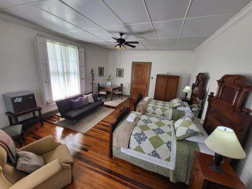 an aerial view of a living room with a couch at Casa del Cafe-Familiar in Heredia