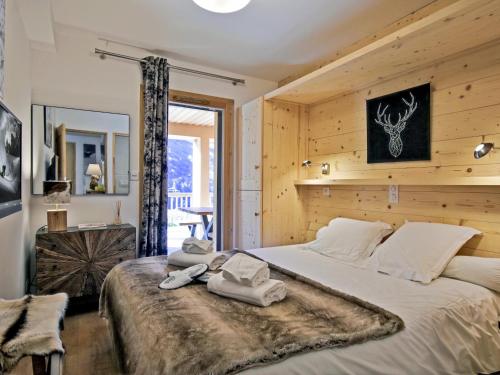 ein Schlafzimmer mit einem großen Bett mit zwei Handtüchern darauf in der Unterkunft Appartement neuf aux Ménuires avec terrasse et parking - FR-1-613B-22 in Levassaix