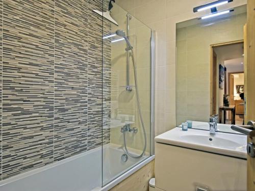 ein Badezimmer mit Dusche und Waschbecken in der Unterkunft Appartement neuf aux Ménuires avec terrasse et parking - FR-1-613B-22 in Levassaix