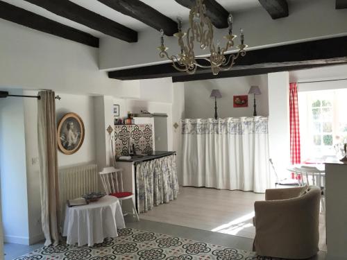 un salon avec un lustre et une table dans l'établissement Loire Valley Medieval Getaway, à Rochecorbon