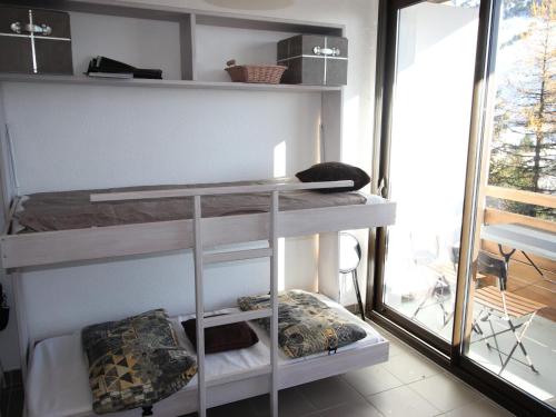 Pokój z łóżkiem piętrowym i oknem w obiekcie Studio Chamrousse, 1 pièce, 3 personnes - FR-1-340-264 w mieście Chamrousse