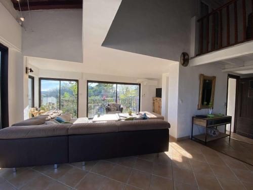 - une grande chambre avec un grand lit et une grande fenêtre dans l'établissement Villa de Charme 5 Pièces avec Piscine Privée, Jardin Arboré, Proche Plage et Centre-ville - FR-1-226-501, à Sainte-Maxime