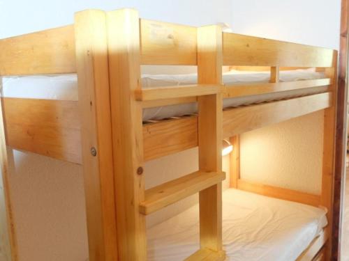 quelques lits superposés dans une chambre dans l'établissement Studio lumineux 3 pers · Balcon · Animaux acceptés · Proche pistes et commerces - FR-1-502-471, à Tignes