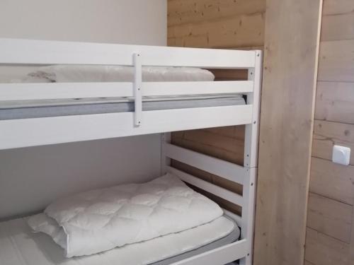 quelques lits superposés dans une chambre dans l'établissement Appartement rénové proche centre, 2 cabines, balcon, WIFI gratuit - FR-1-346-539, à Arc 2000