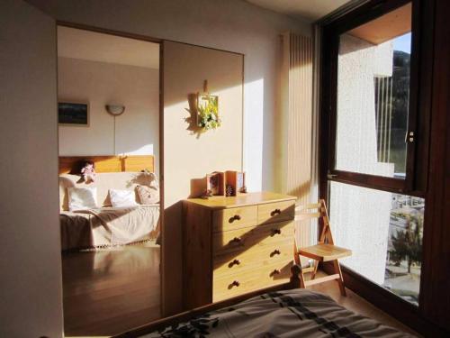 ein Schlafzimmer mit einer Kommode und einem großen Spiegel in der Unterkunft Appartement Villard-de-Lans, 2 pièces, 4 personnes - FR-1-689-114 in Villard-de-Lans