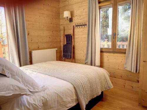 - une chambre avec un lit dans une pièce en bois dans l'établissement Appartement Montvalezan-La Rosière, 4 pièces, 8 personnes - FR-1-275-196, à La Rosière