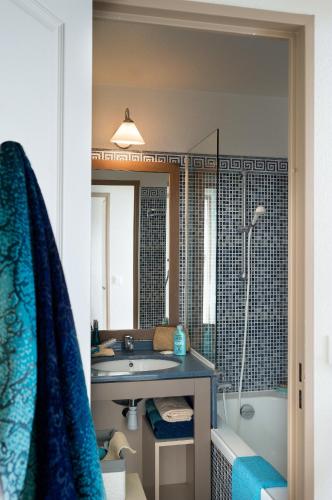 une salle de bain avec un lavabo, une douche et un miroir dans l'établissement Résidence La Palme d'Azur Cannes Verrerie, à Cannes