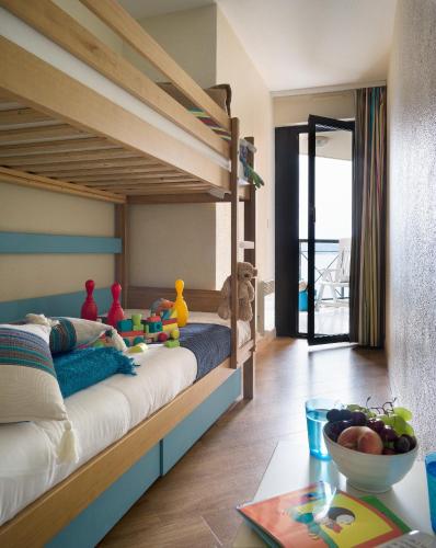- une chambre pour enfants avec des lits superposés et une table dans l'établissement Résidence La Palme d'Azur Cannes Verrerie, à Cannes