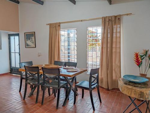 a dining room with a table and chairs at La Rosa Náutica Club in Guaduas