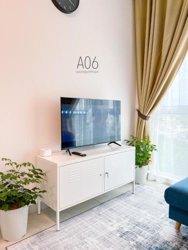 Televisyen dan/atau pusat hiburan di SUWAN Guesthouse A06 - 2BR Apartment with Pool Near UKM