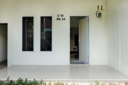 Gallery image of RedDoorz Syariah at Danesti Homestay Near Bandara Sultan Hasanuddin in Makassar
