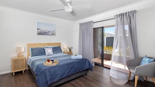 Una cama o camas en una habitación de Baie de Salamandre