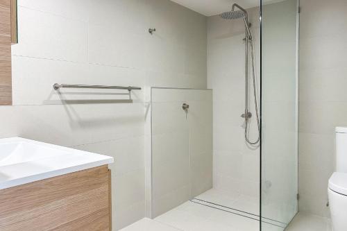 une salle de bain avec douche, lavabo et toilettes dans l'établissement Albacore 7 Waterfront Unit, à Nelson Bay