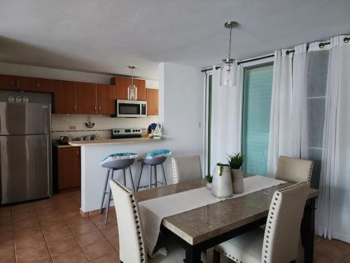 une cuisine avec une table et des chaises dans une cuisine dans l'établissement Villas Del Mar Beach Resort, à Loiza