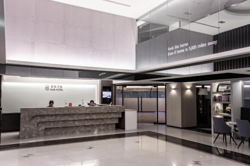 un vestíbulo con un mostrador en un edificio en Hub Hotel - Songshan Airport Branch, en Taipéi