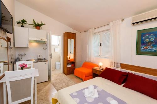 a small room with a bed and a kitchen at Apartments Goge - 90m from beach in Gradac