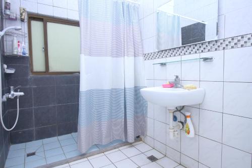 a bathroom with a sink and a shower at 一起-台南 雙人套房 in Tainan