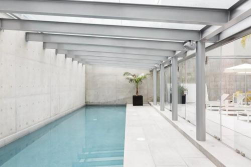 una piscina cubierta con agua azul en un edificio en Departamento mexicano en Polanco. Pool - gym - parking, en Ciudad de México