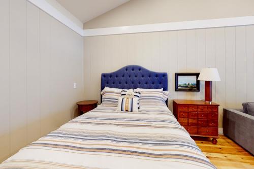 una camera con un grande letto con testiera blu di Sidewinder Sunshine a Park City