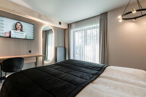 Una televisión o centro de entretenimiento en Aparthotel Zakopane